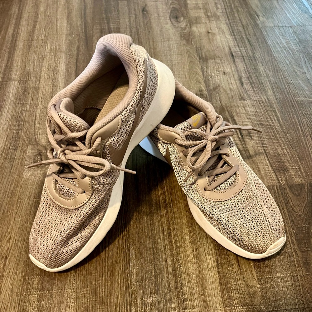Womens Nike shoes Size 10 M pink/mauve